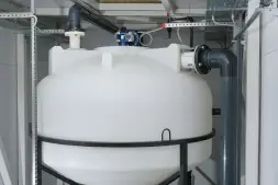 Емкость ЦКТ 3000 л с патрубком 90мм с фланцем белая в обрешетке с лестницей