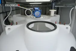 Емкость ЦКТ 3000 л с патрубком 110мм белая в обрешетке с лестницей